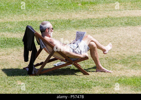 Bath, Regno Unito, 25 Giugno, 2018. Come bagno gode di un altro calda e soleggiata giornata un uomo seduto nella vasca da bagno's Parade Gardens è raffigurato approfittando del bel tempo e il sole caldo, forecasters prevedono che il clima caldo proseguirà anche nella prossima settimana. Credito: lynchpics/Alamy Live News Foto Stock