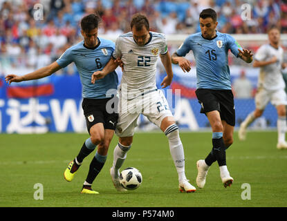 Samara, Russia. Il 25 giugno, 2018. Artem Dzyuba (C) della Russia il sistema VIES con Rodrigo Bentancur (L) e Matias vecino dell Uruguay durante il 2018 Coppa del Mondo FIFA Gruppo una corrispondenza tra l'Uruguay e la Russia a Samara, Russia, Giugno 25, 2018. Credito: Du Yu/Xinhua/Alamy Live News Foto Stock