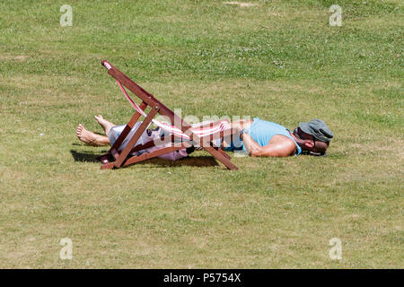 Bath, Regno Unito, 25 Giugno, 2018. Come bagno gode di un altro e calda giornata di sole un uomo nel bagno's Parade Gardens è raffigurato approfittando del bel tempo e il sole caldo, forecasters prevedono che il clima caldo proseguirà anche nella prossima settimana. Credito: lynchpics/Alamy Live News Foto Stock