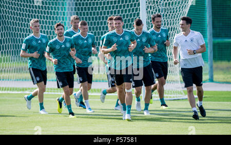 Vatutinki, Russland. Il 25 giugno, 2018. Le Germanie giocatori riscaldarsi durante il training GES/calcio/World Championship 2018 Russia: Pratica DFB Mosca/Vatutinki, 25.06.2018 GES/Soccer/calcio/Coppa del Mondo 2018 Russia: Pratica DFB, Mosca/Watutinki, Giugno 25, 2018 | Utilizzo di credito in tutto il mondo: dpa/Alamy Live News Foto Stock