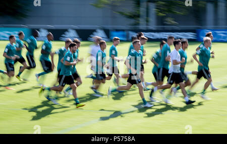 Vatutinki, Russland. Il 25 giugno, 2018. Le Germanie giocatori riscaldarsi durante il training GES/calcio/World Championship 2018 Russia: Pratica DFB Mosca/Vatutinki, 25.06.2018 GES/Soccer/calcio/Coppa del Mondo 2018 Russia: Pratica DFB, Mosca/Watutinki, Giugno 25, 2018 | Utilizzo di credito in tutto il mondo: dpa/Alamy Live News Foto Stock