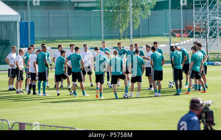 Vatutinki, Russland. Il 25 giugno, 2018. Le Germanie giocatori discutere con pullman/autobus Joachim (Jogi) Loew GES/calcio/Worldchampion 2018 Russia: Formazione DFB Mosca/Vatutinki, 25.06.2018 GES/Soccer/calcio/Coppa del Mondo 2018 Russia: DFB-pratica, Mosca/Watutinki, Giugno 25, 2018 | Utilizzo di credito in tutto il mondo: dpa/Alamy Live News Foto Stock