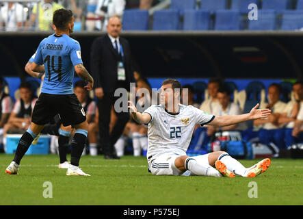 Samara, Russia. Il 25 giugno, 2018. Artem Dzyuba (R) della Russia reagisce durante il 2018 Coppa del Mondo FIFA Gruppo una corrispondenza tra l'Uruguay e la Russia a Samara, Russia, Giugno 25, 2018. Credito: Du Yu/Xinhua/Alamy Live News Foto Stock