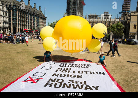 Londra, Regno Unito. Il 25 giugno 2018. Un gonfiabile di Greenpeace in piazza del Parlamento il giorno del voto della House of Commons il se o non approvare Heathrow espansione. Greenpeace si oppone ai piani per espandere l'aeroporto di Heathrow. Credito: Mark Kerrison/Alamy Live News Foto Stock