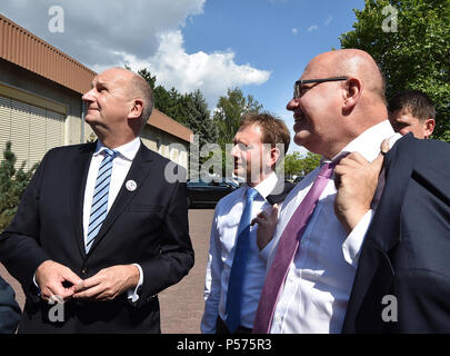 Spremberg, Germania. Il 25 giugno, 2018. Dietmar Woidke (L-R) di il Partito socialdemocratico (SPD), Premier del Land di Brandeburgo, Michael Kretschmer del cristiano Unione Democratica (CDU), Premier di Sassonia e Peter Altmaier (CDU), ministro tedesco degli Affari Economici e l'energia, guardare nella skiy prima dell'inizio del "dialogo Lausatia 2018'. L'evento serve allo stesso tempo come il kick-off per lo sviluppo di un modello per Lausatia attraverso la regione economica Lausitz GmbH. Credito: Bernd Settnik/dpa-Zentralbild/dpa/Alamy Live News Foto Stock