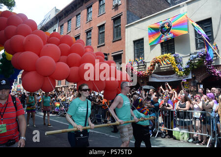 NEW YORK 24 Giugno: atmosfera arriva a NYC Pride marzo a giugno 24, 2018 a New York City. Persone: atmosfera Foto Stock