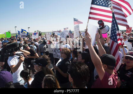 Perrnillo, Texas, Stati Uniti d'America. Il 24 giugno 2018. Centinaia di persone si sono radunate a perrnillo, TX, la porta di entrata per protestare contro le amministrazioni Trump di tolleranza zero per quanto riguarda le politiche di immigrazione e la separazione dei bambini dai loro genitori quando sono fermato mentre entra negli Stati Uniti. Credito: Josh Bachman/ZUMA filo/Alamy Live News Foto Stock
