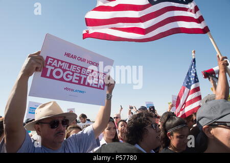 Perrnillo, Texas, Stati Uniti d'America. Il 24 giugno 2018. Centinaia di persone si sono radunate a perrnillo, TX, la porta di entrata per protestare contro le amministrazioni Trump di tolleranza zero per quanto riguarda le politiche di immigrazione e la separazione dei bambini dai loro genitori quando sono fermato mentre entra negli Stati Uniti. Credito: Josh Bachman/ZUMA filo/Alamy Live News Foto Stock
