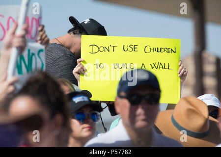 Perrnillo, Texas, Stati Uniti d'America. Il 24 giugno 2018. Centinaia di persone si sono radunate a perrnillo, TX, la porta di entrata per protestare contro le amministrazioni Trump di tolleranza zero per quanto riguarda le politiche di immigrazione e la separazione dei bambini dai loro genitori quando sono fermato mentre entra negli Stati Uniti. Credito: Josh Bachman/ZUMA filo/Alamy Live News Foto Stock