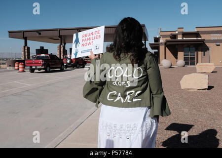 Perrnillo, Texas, Stati Uniti d'America. Il 24 giugno 2018. Crisanta Duran, altoparlante di Colorado Casa di rappresentanti si erge all'Perrnillo porto di entrata che indossa una camicia con le parole "COLO cura fa' un gioco sul messaggio sul retro della prima signora Melania Trump giacca che ha portato ad un impianto di immigrazione in McAllen, TX. Centinaia di persone si sono radunate a perrnillo, TX, la porta di entrata per protestare contro le amministrazioni Trump di tolleranza zero per quanto riguarda le politiche di immigrazione e la separazione dei bambini dai loro genitori quando sono fermato mentre entra negli Stati Uniti. (Credito Immagine: © Josh Bachman Foto Stock