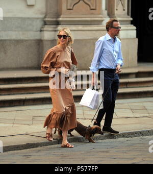 Milano, Kelly Rutherford negozi con un misterioso uomo Kelly Rutherford, il actrice americano star del cinema e della televisione, specialmente la serie 'Gossip Girl', sorpreso passeggiando per le vie del centro con un misterioso uomo. I due hanno anche permesso di andare a fare shopping nelle boutique di "CELINE' in via Montenapoleone, dove Kelly Rutherford hanno comprato due occhiali da sole e una maglietta, poi una lunga passeggiata lungo il quadrangolo, fino al ritorno all'hotel. Foto Stock