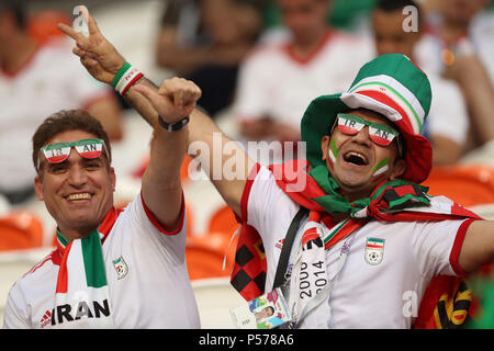 (180625) -- SARANSK, Giugno 25, 2018 (Xinhua) -- i ventilatori di Iran reagire prima del 2018 Coppa del Mondo FIFA Gruppo B match tra Iran e il Portogallo in Saransk, Russia, Giugno 25, 2018. (Xinhua/Fei Maohua) Foto Stock