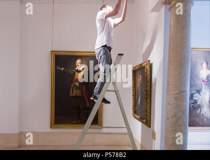 Robilant & Voena, Dover Street, Londra, Regno Unito. Il 25 giugno, 2018. Come parte di Londra la settimana d'Arte Il Mayfair gallery presenta la società ritratti compresa la piena lunghezza Ritratto dell'attore Francesco Andreini, c. 1623 dal valore Casini. A Londra la settimana d'arte apre 28 Giugno fino al 6 luglio con una vasta gamma di esposizioni gratuito presso le maggiori concessionarie d'Arte a St James's e Mayfair di Londra. Credito: Malcolm Park/Alamy Live News Foto Stock