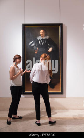 Robilant & Voena, Dover Street, Londra, Regno Unito. Il 25 giugno, 2018. Come parte di Londra la settimana d'Arte Il Mayfair gallery presenta la società ritratti compresa la piena lunghezza Ritratto di un gentiluomo (Antoine de Ville), c. 1625-40 da Artemisia Gentileschi. A Londra la settimana d'arte apre 28 Giugno fino al 6 luglio con una vasta gamma di esposizioni gratuito presso le maggiori concessionarie d'Arte a St James's e Mayfair di Londra. Credito: Malcolm Park/Alamy Live News Foto Stock
