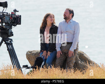 Newquay, Cornwall, Regno Unito. 25 GIU, 2018. Rosamunde Pilcher Stormy mattina amore nella posizione notte shoot, dotate di Matthias Harreby Brandt,Johanna galline, Gabriel Merz, UK, 25th, giugno 2018 Robert Taylor/Alamy Live News. Newquay, Cornwall, Regno Unito. Credito: Robert Taylor/Alamy Live News Foto Stock