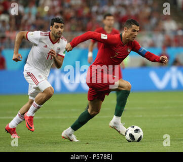 (180625) -- SARANSK, Giugno 25, 2018 (Xinhua) -- Cristiano Ronaldo (R) del Portogallo compete durante il 2018 Coppa del Mondo FIFA Gruppo B match tra Iran e il Portogallo in Saransk, Russia, Giugno 25, 2018. (Xinhua/Ye Pingfan) Foto Stock