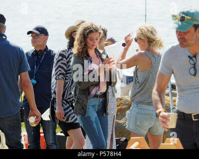 Newquay, Cornwall, Regno Unito. 25 GIU, 2018. Rosamunde Pilcher Stormy mattina amore nella posizione notte shoot, dotate di Matthias Harreby Brandt,Johanna galline, Gabriel Merz, UK, 25th, giugno 2018 Robert Taylor/Alamy Live News. Newquay, Cornwall, Regno Unito. Credito: Robert Taylor/Alamy Live News Foto Stock