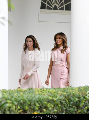 Washington, Distretto di Columbia, Stati Uniti d'America. Il 25 giugno, 2018. La first lady Melania Trump e la Regina Rania di Giordania a piedi il colonnato della Casa Bianca il 25 giugno 2018. Credito: Olivier Douliery/Piscina via CNP Credito: Olivier Douliery/CNP/ZUMA filo/Alamy Live News Foto Stock