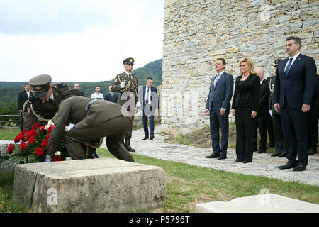 Zagabria, Croazia. Il 25 giugno, 2018. Il presidente croato Kolinda Grabar-Kitarovic (2a R, anteriore), Speaker del Parlamento croato Gordan Jandrokovic (terza R, anteriore) e il Primo ministro croato Andrej Plenkovic (1R) partecipa a un evento in occasione della statualità giorno per commemorare'indipendenza della Croazia a Zagabria in Croazia, il 25 giugno 2018. Credito: Goran Stanzl/Xinhua/Alamy Live News Foto Stock