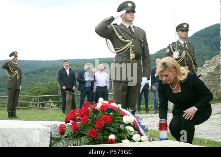 Zagabria, Croazia. Il 25 giugno, 2018. Il presidente croato Kolinda Grabar-Kitarovic (anteriore) stabilisce una corona durante un evento in occasione della statualità giorno per commemorare'indipendenza della Croazia a Zagabria in Croazia, il 25 giugno 2018. Credito: Goran Stanzl/Xinhua/Alamy Live News Foto Stock