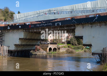 Il ponte di ferro con passaggio pedonale temporanea durante i lavori di restauro, Ironbridge, Shropshire. Foto Stock