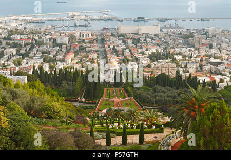 Giardini di Bahai sul Monte Carmelo e Santuario di Bab tomba con cupola, Baia di Haifa, Israele Foto Stock