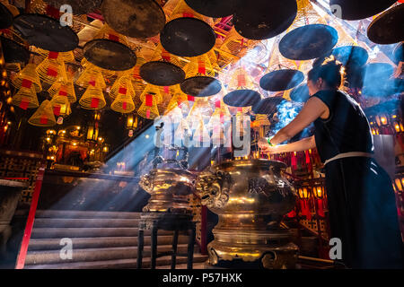 Sheung Wan, Hong Kong - 29 Maggio 2018 : Donna pregando nel tempio e nebbioso Foto Stock