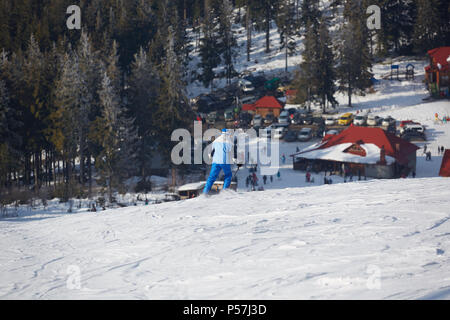 Maschio sciatore freeride in montagna Foto Stock