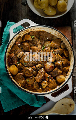 Carni bovine, fungo & stout spezzatino con patate baby Foto Stock