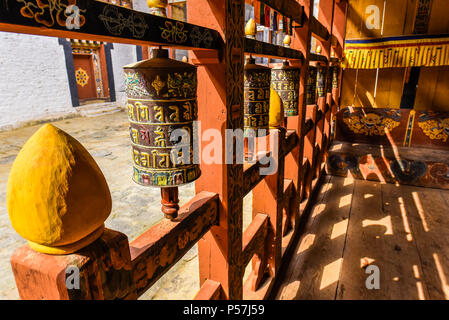 Mulini di preghiera nel monastero fortezza, Trongsa Dzong, Trongsa, regione Himalayana, Bhutan Foto Stock