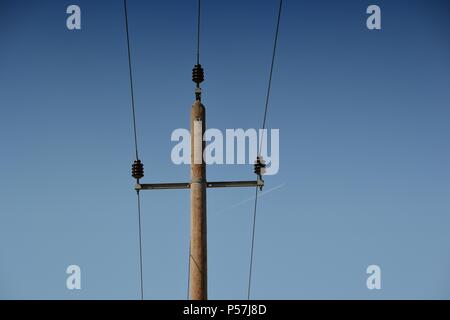 Vecchia linea elettrica su una strada sterrata Foto Stock