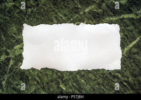 Foglio di carta bianco su uno sfondo marmo per amore le note e i biglietti di invito Foto Stock