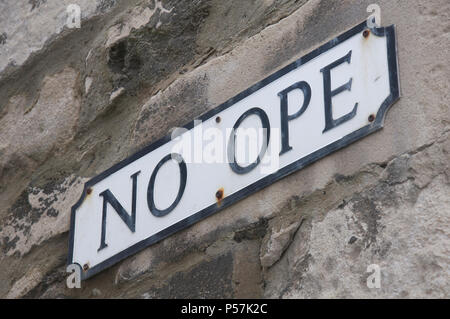 "No Ope". In modo divertente quirky strada segno naming uno stretto vicolo tra due edifici in Chiswell sull'isola di Portland nel Dorset, Inghilterra, Regno Unito. Foto Stock