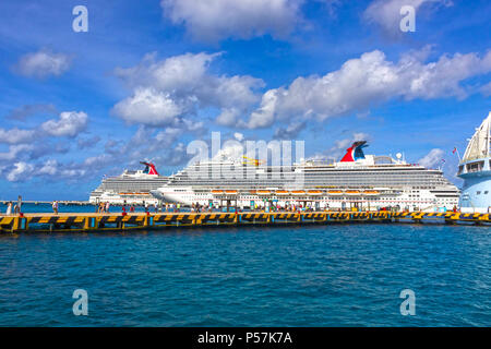 Cozumel, Messico - 04 Maggio 2018: il sogno di carnevale e Carnevale Breeze navi da crociera nel porto di Cozumel, Messico Foto Stock