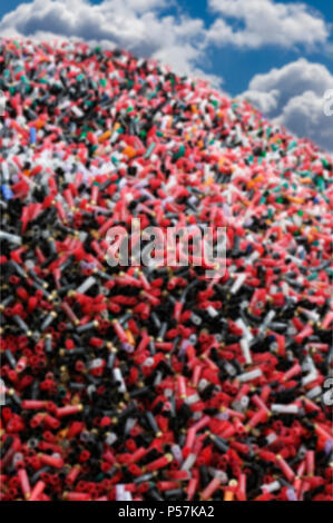 Sfocato sfondo astratto dello sport cartucce. Sport riprese su skeet. Una montagna di cartucce da cartucce. I manicotti del cilindro sullo sport s Foto Stock