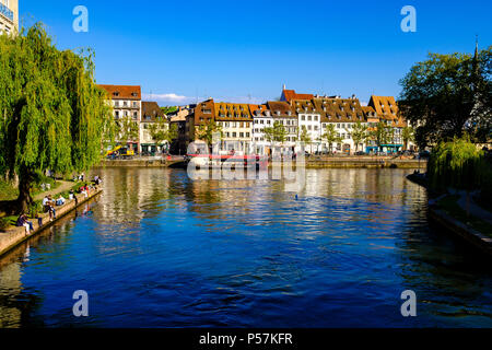 Sessione plenaria a Strasburgo dal fiume Ill, Quai des Pêcheurs quay, pescatori wharf, waterfront case, Alsazia, Francia, Europa Foto Stock