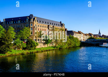 Gallia edificio, residence studentesco, alloggio dormitorio, fiume Ill, waterfront case prospettiva, Strasburgo, Alsazia, Francia, Europa Foto Stock