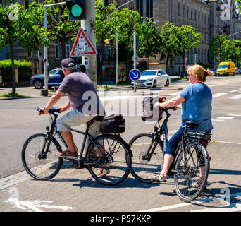 Strasburgo, coppia matura di ciclisti in attesa al semaforo prima di attraversare la strada, Alsazia, Francia, Europa Foto Stock