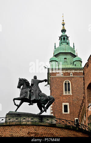 Statua di Tadeusz Kościuszko all'ingresso al colle di Wawel, Cracovia in Polonia , Europе Foto Stock