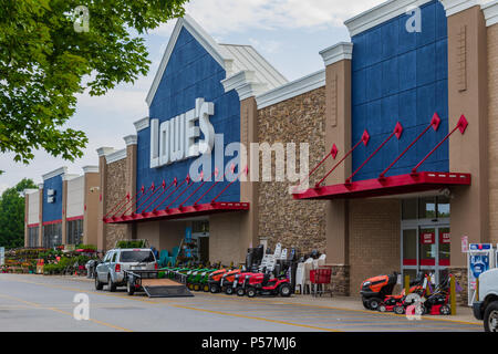 HICKORY, NC, Stati Uniti d'America-23 18 Giugno: Lowe's Companies, Inc. opera a una catena di 2370 home improvement e negozi di hardware negli Stati Uniti, il Canada e il Messico. Foto Stock