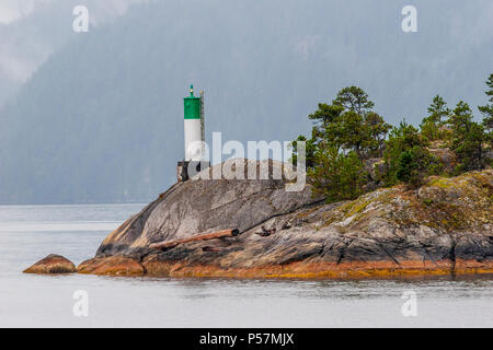 Energia solare luci boa in acqua salata che conduce a Port Alberni, British Columbia. Queste piccole boe servono come mini unmanned fari. Foto Stock