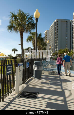 Coppia senior a piedi a Myrtle Beach SC USA Foto Stock