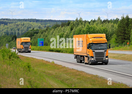 Due Scania giallo semi rimorchio camion carichi di Trasko su autostrada nel sud della Finlandia su una bella giornata d'estate. Salo, Finlandia - 8 giugno 2018. Foto Stock