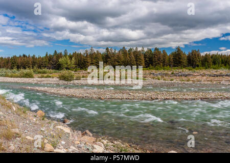 Fiume Swiftcurrent in molti Glacier zona di valle del Glacier National Park in Montana. Foto Stock