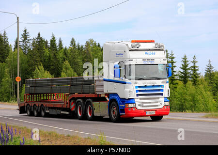 Scania R620 semi rimorchio di Eero Vilpas traina un carico di acciaio strutturale lungo la Highway 4 in estate Hirvaskangas, Finlandia - 14 giugno 2018. Foto Stock