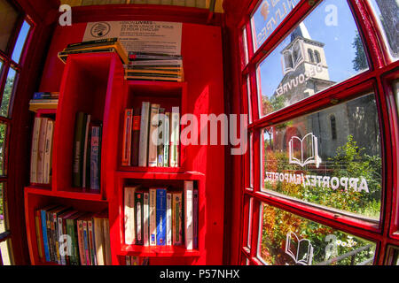 Libri di pubblico cabin Bron, Francia Foto Stock