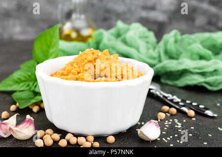 Hummus. Freschi Fatti in casa hummus con paprika, di sesamo, sale, aglio, la tahina, il succo di limone e olio di oliva. Ceci hummus nel recipiente Foto Stock