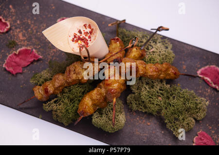 Deep Fried Chicken tendini e salsa sul piatto bianco con sfondo di legno Foto Stock