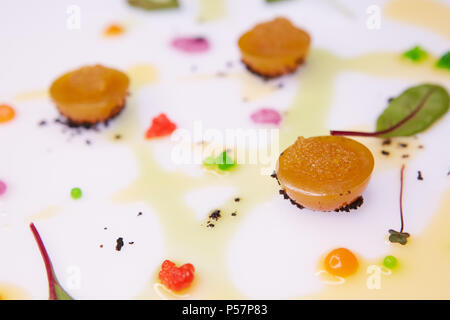 Gelatina di vegetali con caviale di luccio medicazione con salsa di pomodoro e foglie verdi Foto Stock