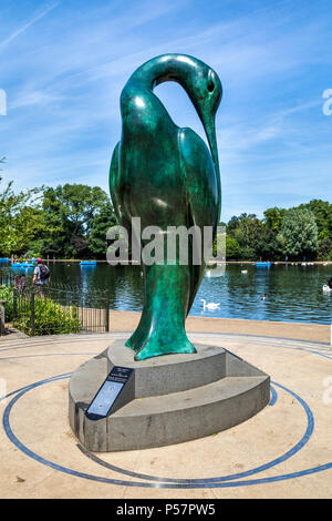 La scultura di un Ibis bird, 'Serenity' scultura di Simon spinotto in Hyde Park, London, Regno Unito Foto Stock